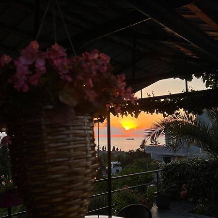 Kemeni Garden Hotel Батуми Екстериор снимка
