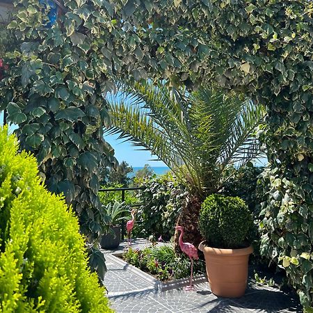 Kemeni Garden Hotel Батуми Екстериор снимка