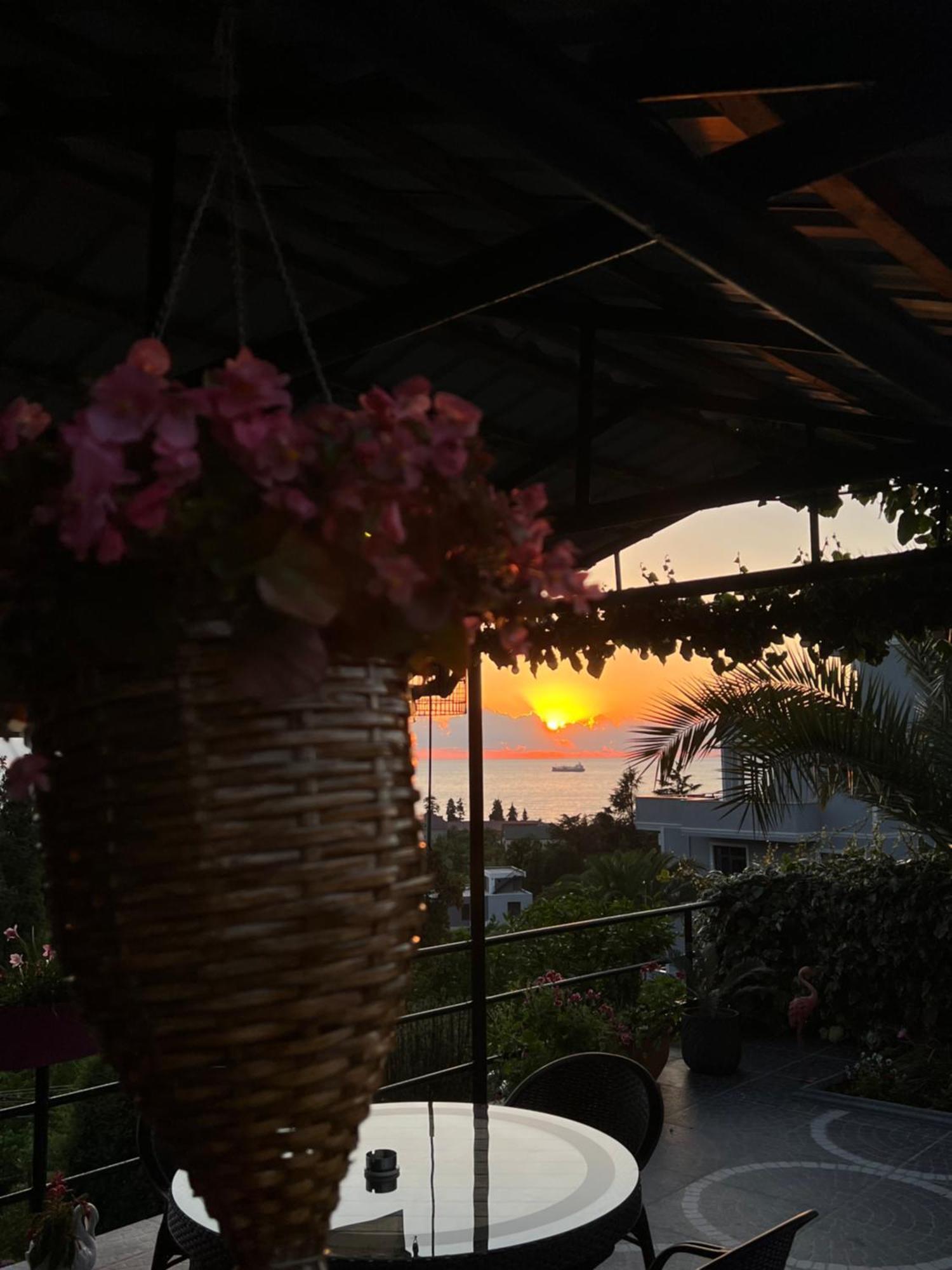Kemeni Garden Hotel Батуми Екстериор снимка